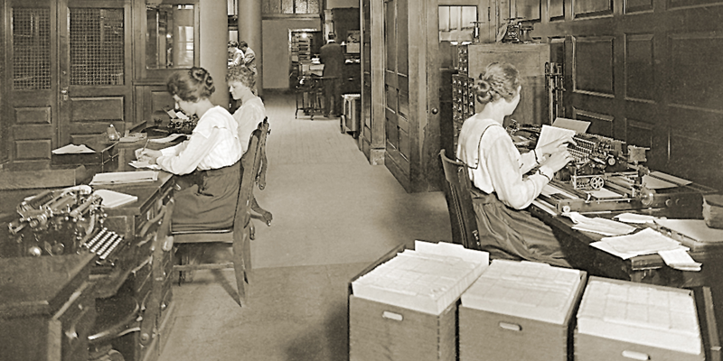 Dactylographes dans un bureau d'autrefois